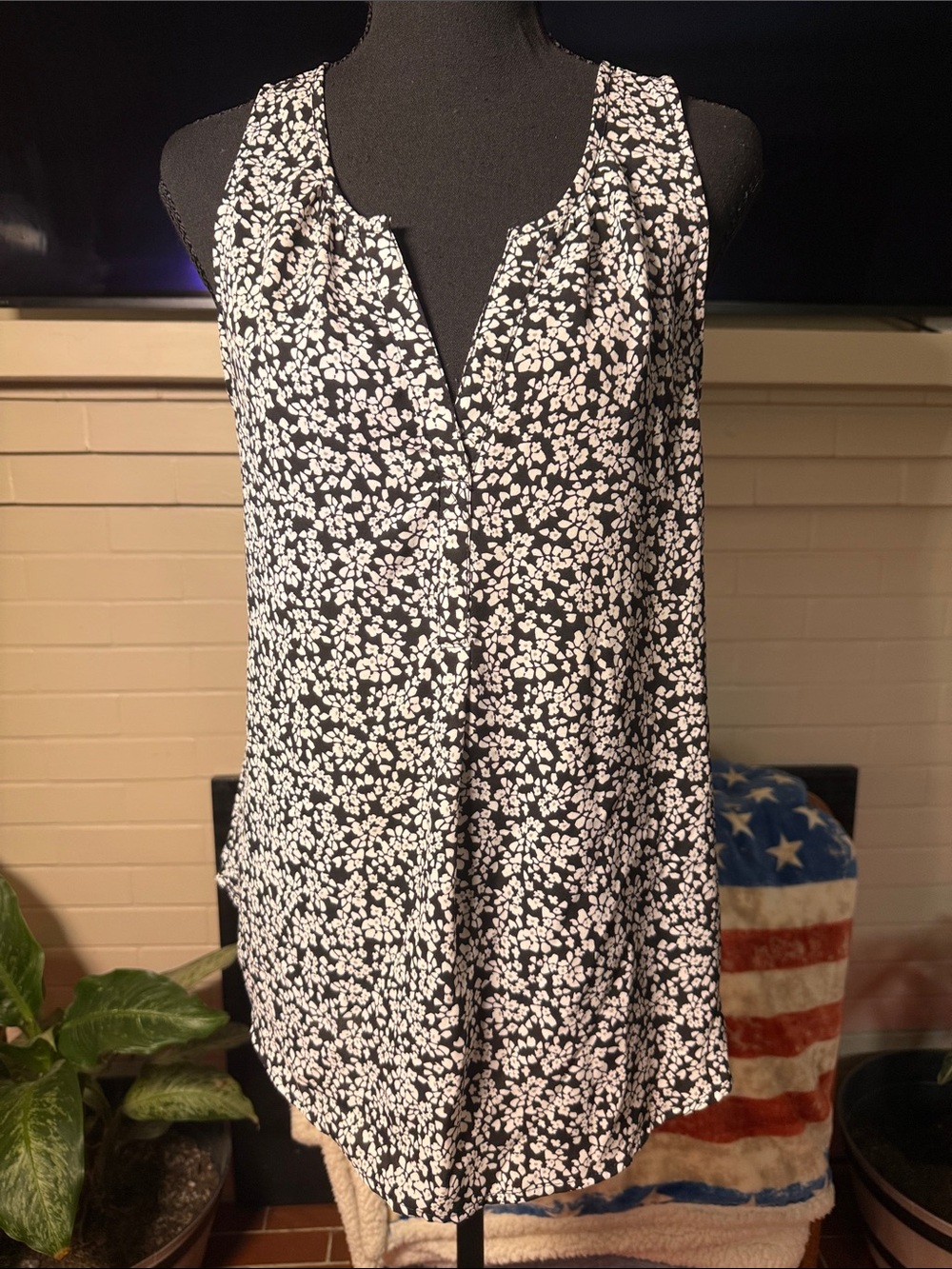 Candie's Black and White Floral V-Neck Sleeveless Camisole